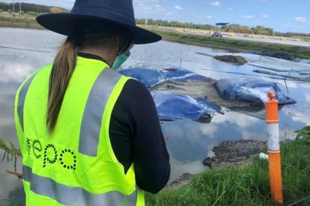 EPA officer assesses pollution from fish sludge to waterway at Narooma